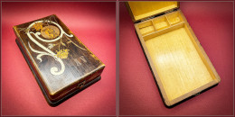 Plumier En Bois, Décor Style "Art Nouveau", Monogramme "AV", Boucle De Fermeture, 3 Comp. Timbres Et Un Pour Enveloppe,  - Stamp Boxes