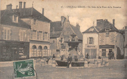 89 - L'ISLE SUR-SEREIN - Un Coin De La Place Animée à La Fontaine - L'Isle Sur Serein