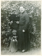 Photo Le Prête Et Sa Pince Avec Le Petit Chien, Format 18/24 - Anonymous Persons