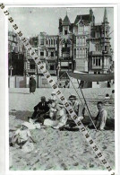 Reproduction Récente Photo : France à Malo Des Bains - Personnes Sur La Plage Et Ville Derrière . . - Europa