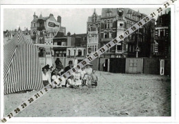 Reproduction Récente Photo : France à Malo Des Bains - Personnes Sur La Plage Et Ville Derrière . . - Europa