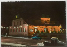 SAINT JEOIRE EN FAUCIGNY (74/Haute Savoie) - Hotel Des Alpes De Nuit - Facade Illuminee - Voiture Stationnée - Saint-Jeoire