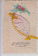 CPA Fantaisie Gaufrée Ste-Catherine Avec Joli Bonnet En Tissu Et Chromo Rajouté (roses) - Bordure Joliment Découpée - Sainte-Catherine