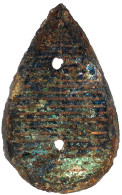 Kauri-Imitation Bronze Mit Querlinienmuster, In Außergewöhnlicher Größe Und Gewicht. 45 X 28 Mm; 6,86 G. Zweifach Geloch - Chine