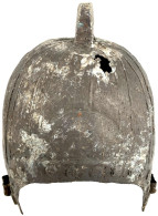 Bronze-Helm, Chunqiu-Periode 800/500 V. Chr. Mit Kreisförmigen Verzierungen. Höhe 30 Cm. Sehr Schön, Kl. Löcher Exemplar - China