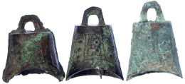 3 X Bronze-Glockengeld, Wohl Chunqiu-Periode Ca. 770/446 V. Chr. Kleine Form Mit Ornamentierung. Breite 27, 28 Und 29 Mm - China