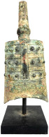 Massive Bronze-Glocke ("Yong Zhong"), Chunqiu-Periode 600/550 V. Chr. Version Mit "Noppen" Und Handhabe. Höhe 24 Cm. Klö - Chine