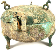 Sakrales Bronze-Tripodengefäß, Sogen. "Ding", Ca. 500/400 V. Chr. Mit Deckel. Höhe 15,5 Cm. Intakt - China