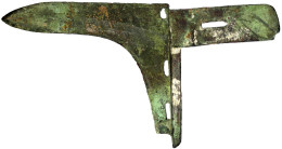 Bronze-Axt, Sogenanntes "Ge" (= Hellebarde) Des Staates Yue Um 475/220 V. Chr. 189 X 99 Mm. Intakt, Grüne Patina - Cina