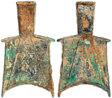Bronze-Spatengeld Mit Hohlem Griff Ca. 400/300 V. Chr. "sloping Shoulder", Legende "San Chuan Jin". 21,05 G. Sehr Schön, - Cina