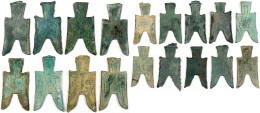 Sammlung Von 18 X Bronze-Spatengeld Mit Flachem Griff Ca. 350/250 V.Chr. "pointed Foot". Meist Sehr Schön, Fundbelag All - Cina