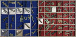 Große Sammlung Bronze Zikaden, "Bead-Money", Etc. Auf 2 Bebaschubern. 68 Stück. Unterschiedlich Erhalten - China