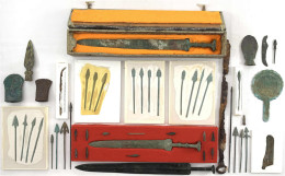 Kl. Sammlung Von 46 Artefakten Aus Bronze Und Eisen. Spiegel, 2 Kämme (?), 3 Beile, 4 Schwerter, Eine Speerspitze, 35 Ar - Chine
