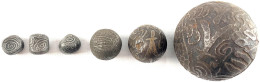 6 X Eisenkugelgeld In Verschiedenen Größen Und Formen, Davon 3 Mit Arab. Inschrift, 2 (die Beiden Schweren Ex.) Mit Chin - Indonésie