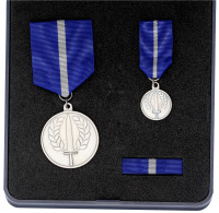 Medaille Für Die Verteidigung Norwegens Im Internationalen Einsatz Am Band. Mit Miniatur Und Bandminiatur Im Originaletu - Unclassified