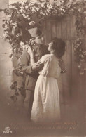 COUPLES - Un Jeune Couple Devant La Porte - Carte Postale Ancienne - Couples