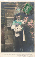 FANTAISIES - Femmes - Femme En Trainant Des Courriers Dans Sa Main - Carte Postale Ancienne - Femmes