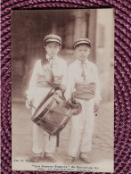 Paris , Les Jeunes Espoir Du Réveil Du XI Ieme , Rue St Maur , 2 Jeunes Et Leur Tambour - Paris (11)