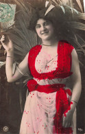 FANTAISIES - Femme - Femme à Robe Rouge - Carte Postale Ancienne - Mujeres