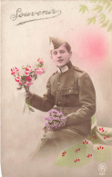 FANTAISIES - Souvenir - Un Militaire Tenant Un Bouquet De Fleurs - Colorisé - Carte Postale Ancienne - Uomini