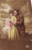 COUPLES - Un Militaire Et Sa Fiancée - Colorisé - Carte Postale Ancienne - Couples