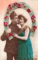 COUPLES - Un Couple Sous Un Fer à Cheval - Colorisé - Carte Postale Ancienne - Coppie
