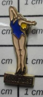 1215A Pin's Pins / Rare & Belle Qualité !!!  PIN-UPS / BLONDE EN MAILLOT BLEU ET TALONS HAUTS ROQUETOISE - Pin-ups