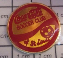 211A Pin's Pins / Beau Et Rare / COCA-COLA / ST LOUIS SOCCER CLUB Le Vrai Football Qui Se Joue Avec Les Pieds ! - Coca-Cola
