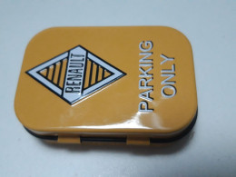 Mini Boite Collector Logo Renault 6x4x2cm - Boîtes