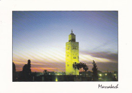Maroc--MARRAKECH --1998--La Koutoubia Veille Sur La Ville  (crépuscule) - Marrakech