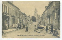 CPA (18 Cher) - SANCERGUES - Grande Rue Vue Prise De La Carolerie - Belle Animation, Enfants, Commerces - Sancergues