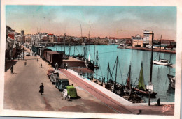 F 21350 LES SABLES D OLONNE Le Port Et Le Quai De La Poissonnerie ( Voitures Autos Wagons, Train Bateaux )85   (2 Scans) - Sables D'Olonne