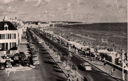 F 21356 LES SABLES D OLONNE Le Remblai Et La Plage    (2 Scans) ( Voitures Autos - Sables D'Olonne