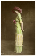 EDWARDIAN FASHION : PRETTY GIRL WITH HAT AND FLOWERS (HAND COLOURED) - Mode