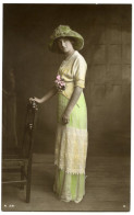 EDWARDIAN FASHION : PRETTY GIRL WITH HAT AND FLOWERS (HAND COLOURED) - Mode