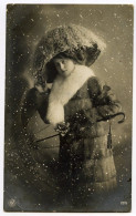 EDWARDIAN FASHION : PRETTY GIRL WITH PICTURE HAT, FUR COAT AND UMBRELLA IN SNOW - Mode