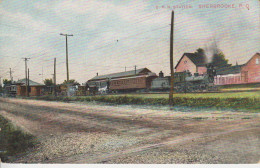 C.P.R. Station Sherbrooke Québec Canada Train Passager Tramway, Carioles Cheval Blanc Locomotive à Vapeur  Ecrit 1907 2 - Sherbrooke