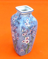 Vase De Forme Carrée  Porcelaine Asiatique à Décor D' Oiseaux Branchés / Fleurs De Lotus - Vasen