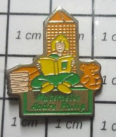 615C Pin's Pins / Rare & Belle Qualité !!!  ADMINISTRATIONS / MATERNELLE ANDRE PHILIP - Administrations