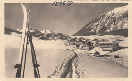 E3545) BERWANG - Ausserfern Tirol  - Ski Im Vordergrund Und Blick Auf Häuser ALT! - Berwang