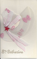 CPSM  Ste Catherine  Chapeau En Tissu Blanc Brodé De Fleurs Rose Avec Ruban Rose Et étoile En Relief - Sainte-Catherine