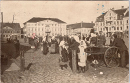 Mitau , Marktplatz Mit Kurland-Hotel & Statdtsparkasse (Feldpost Stempel Nr.263: 1916) - Ostpreussen