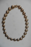 Collier Style Antique Pièces En Métal Doré Ciselé Façon Damasquin Or De Tolède - Collane/Catenine