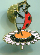 PIN'S - LA POSTE COCCINELLE FLEUR - Post