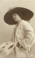 Themes Div-ref UU766-femmes-femme Au Beau Chapeau Et Belle Fourrure-theme Chapeaux-fourrures A /circulé En 1912- - Mode