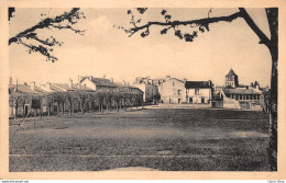 Lusignan-Plage (86) - La Place Du Champ De Foire Et L'Église.  Collection C. Angevin - Cpsm PF 1948 - Lusignan