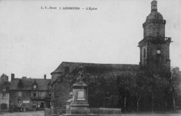 LESNEVEN - L'Eglise - Un Coin De La Place - Lesneven