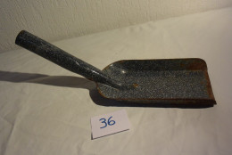 C36 Ancienne Pelle à Charbon En émaillé Bleu - Antiek Gereedschap