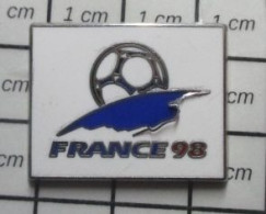 512A Pin's Pins / Beau Et Rare / SPORTS  / MONDIAL FRANCE 98 FOOTBALL Tirage Numéroté 373 - Football