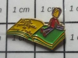 1012c Pin's Pins / Rare & Belle Qualité !!!  ADMINISTRATIONS / ECOLE PUBLIQUE TESSY SUR ??? ECOLIER LIVRE CAHIER - Administrations